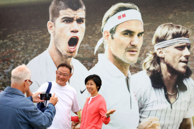 Carlos Alcaraz da Espanha, Roger Federer da Suíça e Bjorn Borg da Suécia.