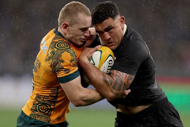 Max Jorgensen de Wallabies aborda a Cody Taylor de los All Blacks.