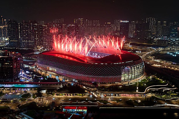 Se lanzan fuegos artificiales después del Hong Kong Sevens en el estadio Kai Tak.