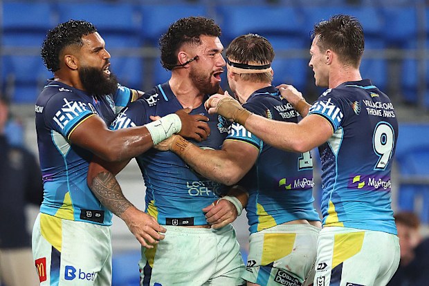 Titans'dan Jojo Fifita bir try kutluyor.
