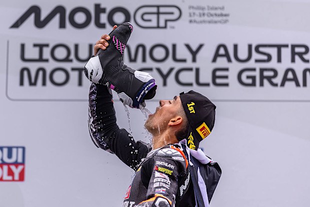 Senna Agius, Moto2 Yarışı'nın ardından kutlama yapıyor.