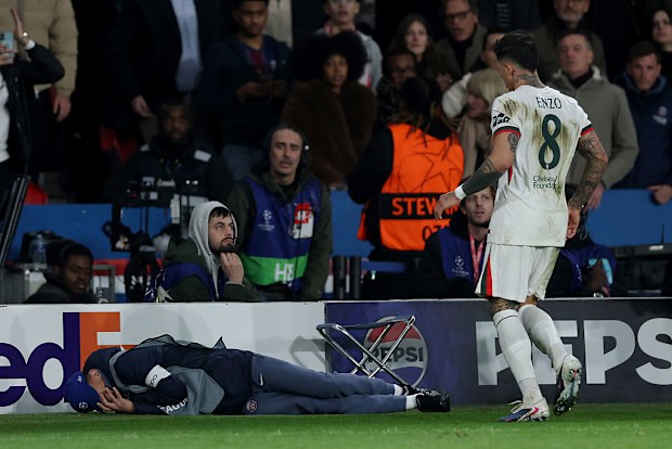 Un recogepelotas yace en el suelo tras ser empujado por Pedro Neto.