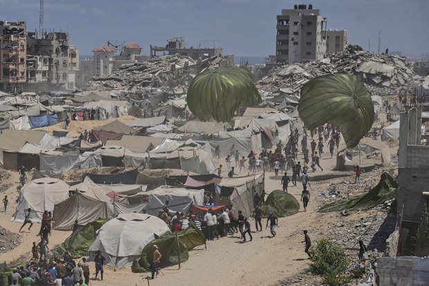 Palestinians rush to collect humanitarian aid