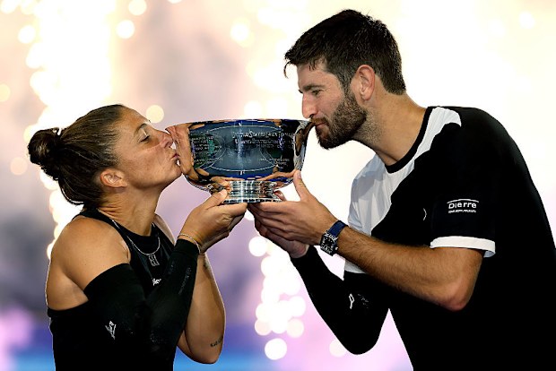 Sara Errani ve Andrea Vavassori, İtalya'dan fotoğraf çektiriyor.