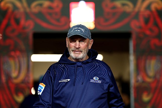 Blues koçu Vern Cotter bakıyor.