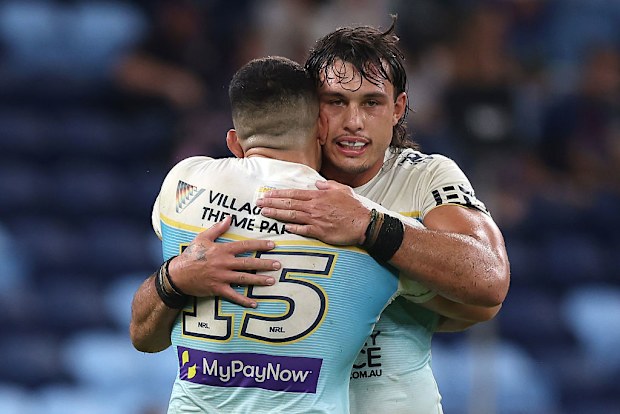 Tino Faasuamaleaui celebra con David Fifita después de la derrota de los Titans ante los Sydney Roosters.