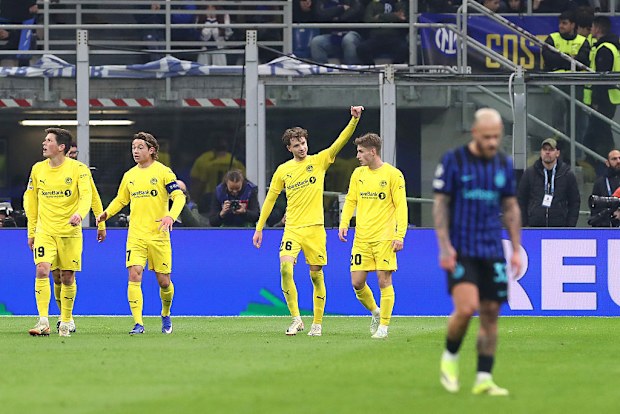 Hakon Evjen gol sevinci yaşıyor.