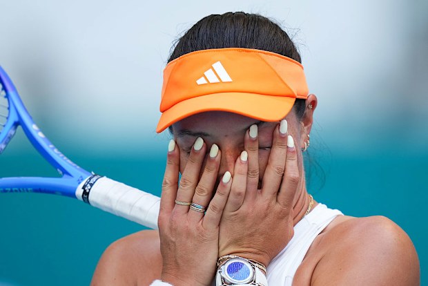 Jessica Pegula, de EE.UU., reacciona contra Elena Rybakina, de Kazajstán.