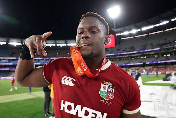 Maro Itoje de los Leones Británicos e Irlandeses celebra su victoria.