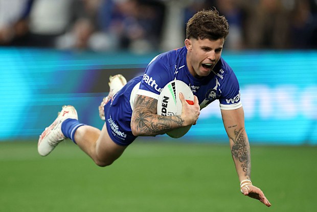 Toby Sexton, Bulldogs'tan bir try atıyor.