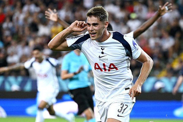 Tottenham Hotspur'lu Micky van de Ven, UEFA Süper Kupa'da gol sevinci yaşıyor.