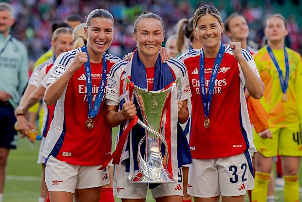 Steph Catley, Caitlin Foord, Kyra Cooney Cross Arsenal Kadınları
