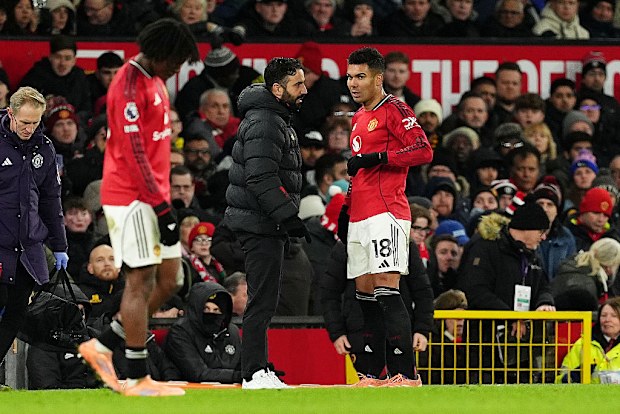 Manchester United-manager Ruben Amorim (middenlinks) spreekt met Casemiro.