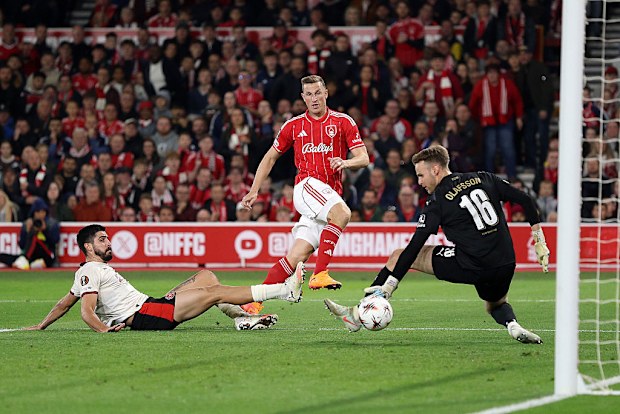 Chris Wood de Nottingham Forest anota un gol que luego está prohibido.