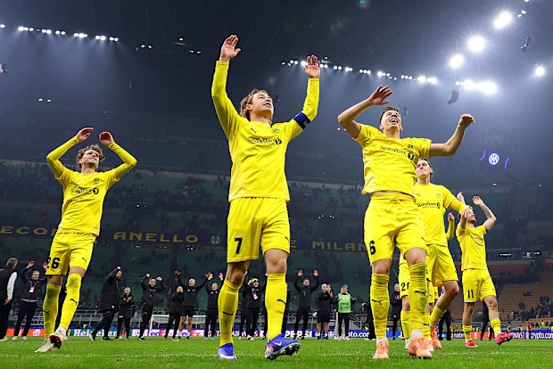 Bodo/Glimt oyuncuları taraftarlarıyla kutlama yapıyor.