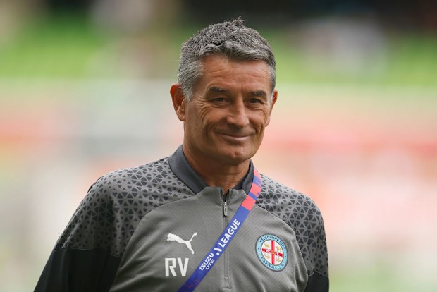 L'allenatore del Melbourne City Rado Vidosic sorride.