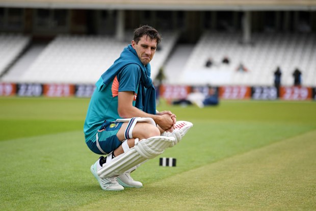 Pat Cummins, de Australia, inspecciona el campo del Oval.