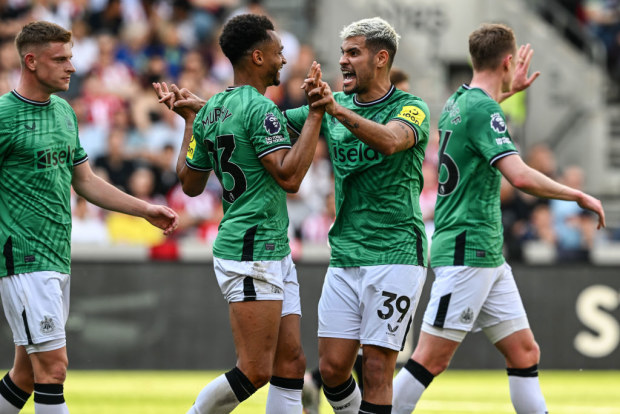 Newcastle players celebrate during the Premier League match between Brentford FC and Newcastle United.