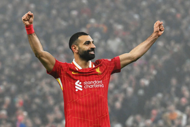„Liverpool“ žaidėjas Mohamedas Salah švenčia savo komandos trečiąjį įvartį įmušęs „Leicester City“.