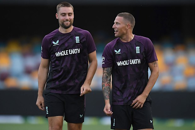 Will Jacks (L) y Brydon Carse interactúan durante una sesión de England Nets.