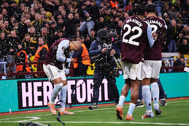 Donyell Malen, Young Boys taraftarlarının sahaya nesneler atması üzerine tepki veriyor.