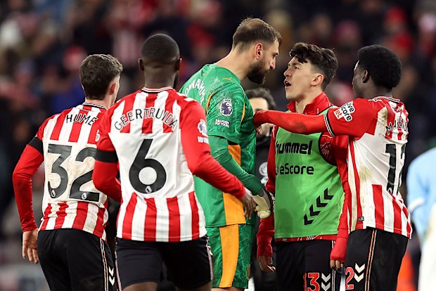 Gianluigi Donnarumma ve Luke O'Nien arasında gerginlik.