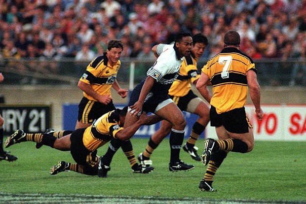 Jonah Lomu, ilk Super 12 maçında Hurricanes'e karşı hücumda.
