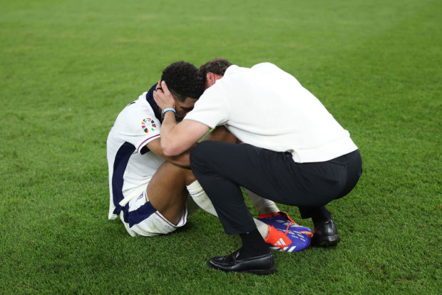 Gareth Southgate, Head Coach of England, consoles Jude Bellingham.