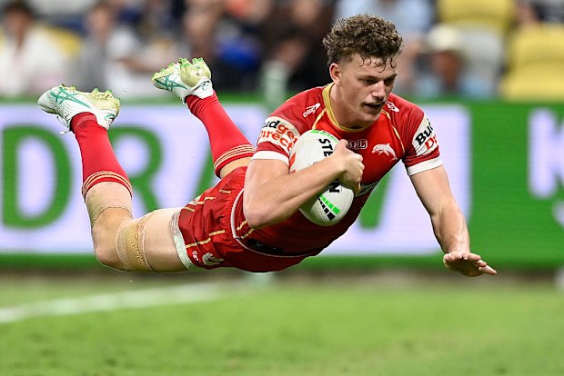 Jack Bostock, Dolphins için try atıyor.