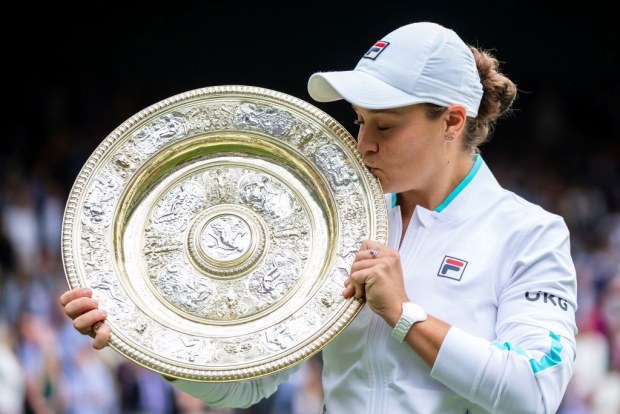 Ashleigh Barty kisses the trophy.