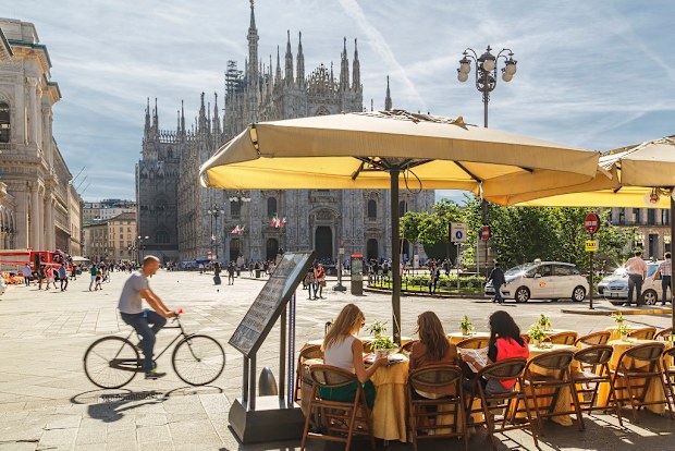 People sitting in a cafe facing the Cathedral (il Duomo).