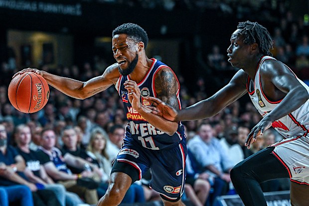 Bryce Cotton (L) y Wani Swaka Lo Buluk (R) en acción.