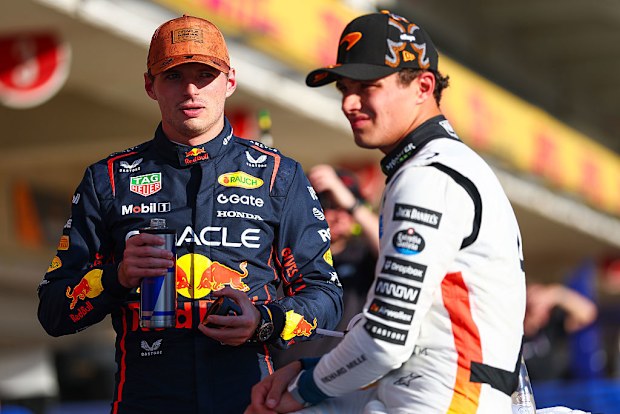 Max Verstappen ve Lando, ABD Grand Prix'inde takım garajlarının önünde konuşuyor.