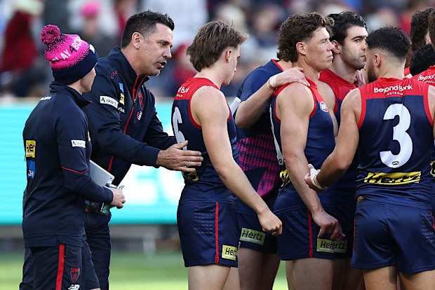Demons'un geçici antrenörü Troy Chaplin, 2025 AFL Round 22 maçında.