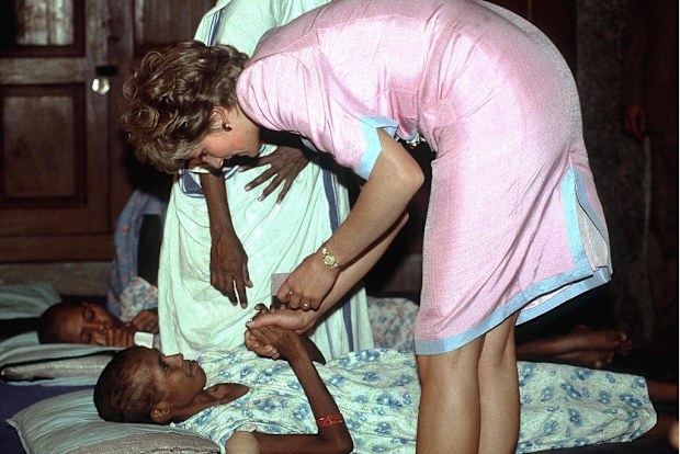 Diana with Mother Theresa in a hospice in India.