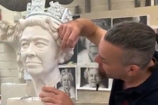 Queen Platinum Jubilee statue 