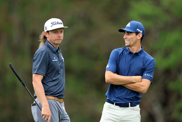 Cameron Smith de Australia habla con Joaquín Nieman de Chile.