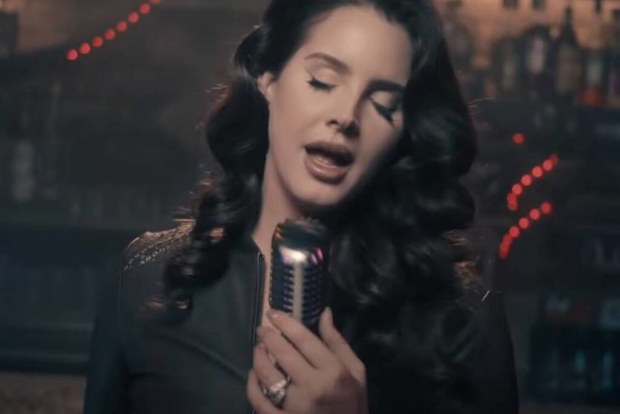 Lana Del Rey sported a piece of jewellery on her ring finger during a performance on Jimmy Kimmel Live.
