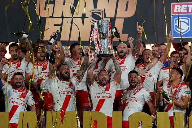 Hull KR'nın Elliot Minchella (ortada) kupayı kaldırarak takımının Betfred Super League Grand Final'ini kutladığını gösteriyor.