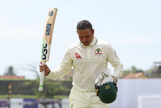 Usman Khawaja saluda a la multitud mientras se marcha.