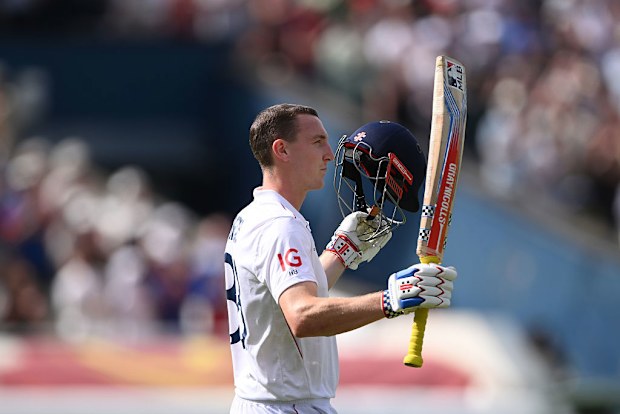En el tercer día de la segunda prueba entre Inglaterra e India, el bateador de Inglaterra, Harry Brook, eleva el bate.
