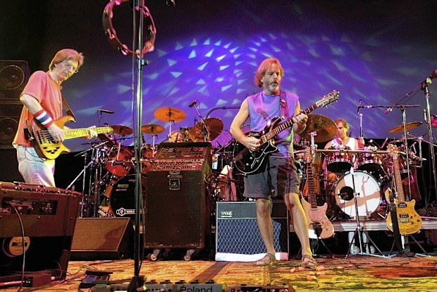 FILE - The Grateful Dead, from left, Phil Lesh, Bill Kreutzmann, Bob Weir and Mickey Hart perform during a reunion concert in East Troy, Wis. on Aug. 3, 2002. Lesh, a founding member of the Grateful Dead, died Friday, Oct. 25, 2024, at age 84. (AP Photo/Morry Gash, File)