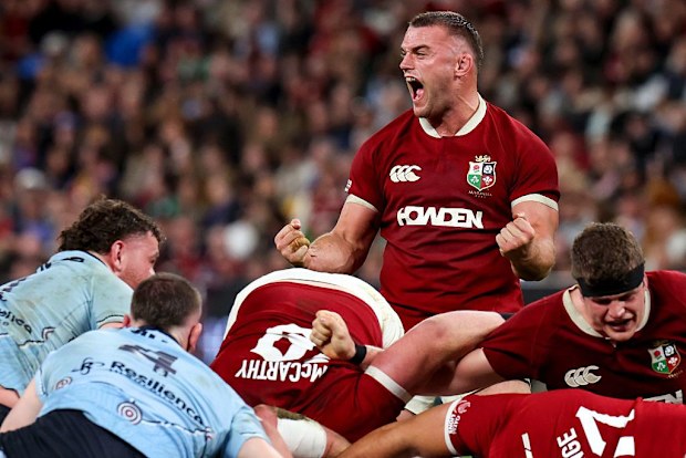 Ben Earl, Britanya ve İrlanda Lions'ın top kazanma sevinci.