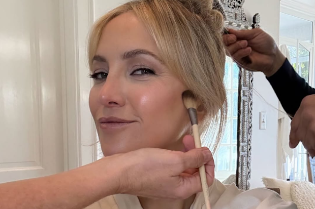 Kate Hudson prepares for the 2025 Golden Globes.