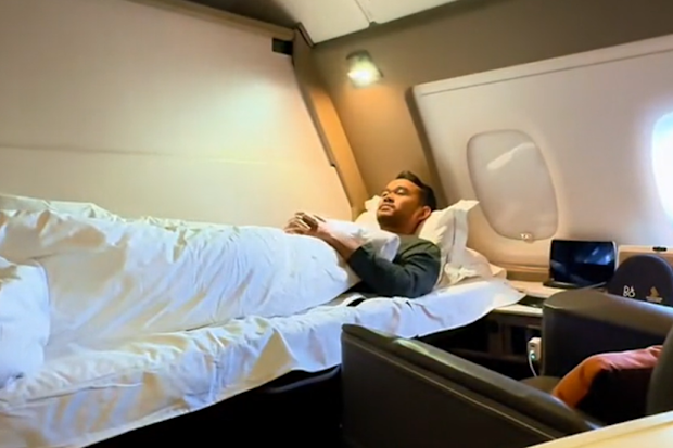 Singapore Airlines First Class suite lay flat bed