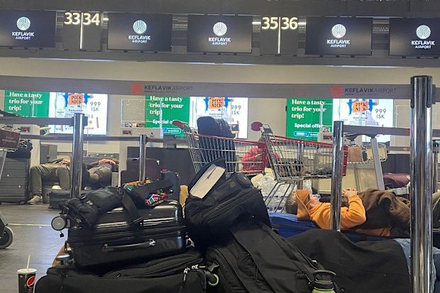 Actor Damien Lewis spotted among chaos at Iceland's Keflavík International Airport 