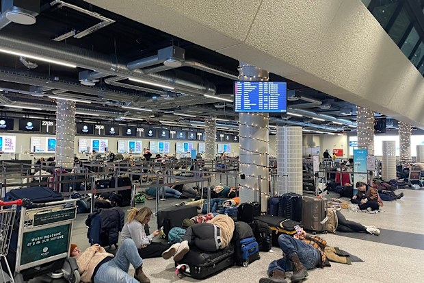 Actor Damien Lewis spotted among chaos at Iceland's Keflavík International Airport 