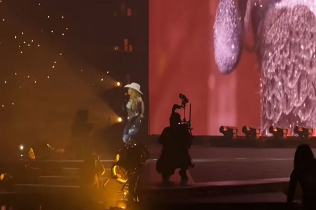 Beyonce performs 16 Carriages in Houston