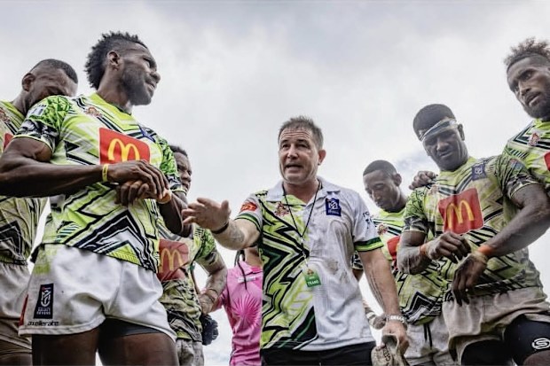 Bir koç Coral Coast Sevens'te talimat veriyor.