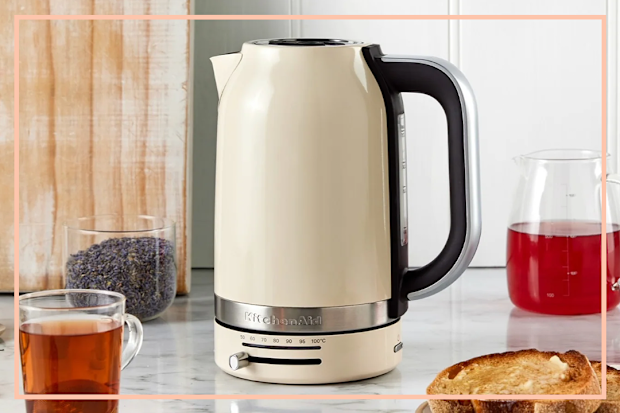 9PR: Electric Kettle 1.7L in Almond Cream KitchenAid
